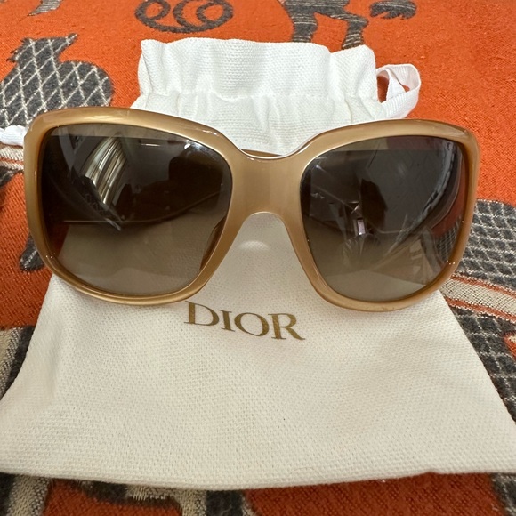 :) - DIOR❤️🌟SUNGLASSES WITH POUCH⭐️UNBOXING ITEM - Picture 1 of 3